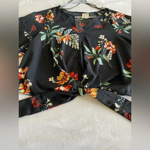 Boutique Long Sleeve Semi Cropped Top - Picture 5 of 5